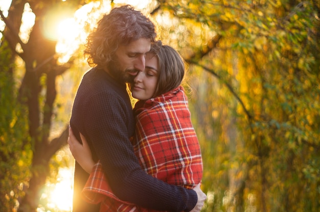 Couple heureux à l'extérieur