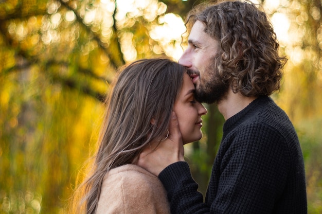 Couple heureux à l'extérieur