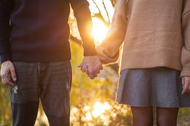 Couple heureux à l'extérieur