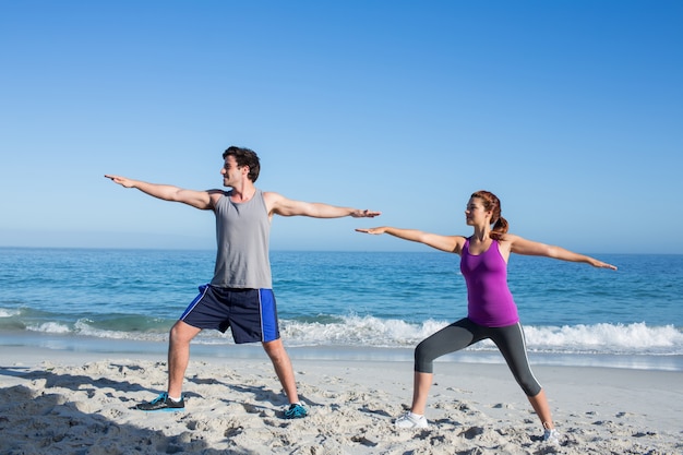 Couple heureux, faire du yoga au bord de l&#39;eau