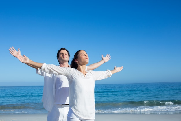 Couple heureux, faire du yoga au bord de l&#39;eau