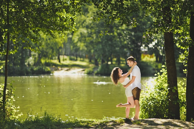 Couple heureux sur le fond de la nature