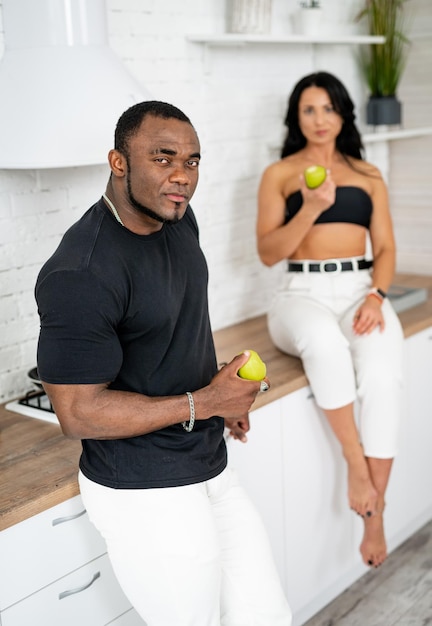 Couple heureux en forme à l'intérieur posant pour la caméra