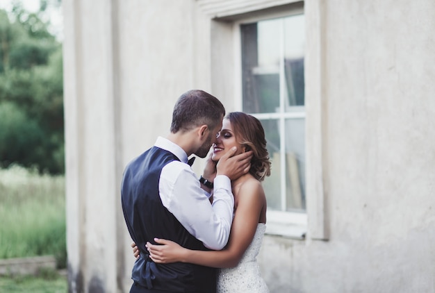 Couple heureux le jour de leur mariage