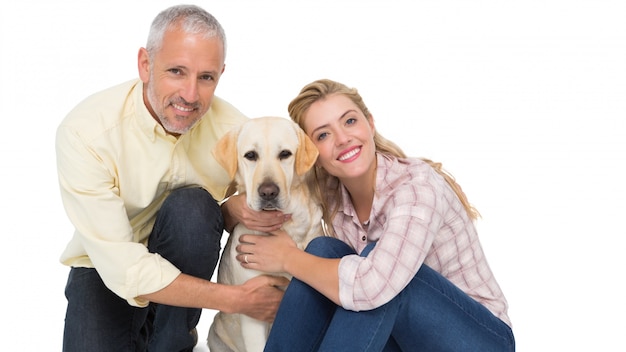 Couple heureux avec leur chien de compagnie