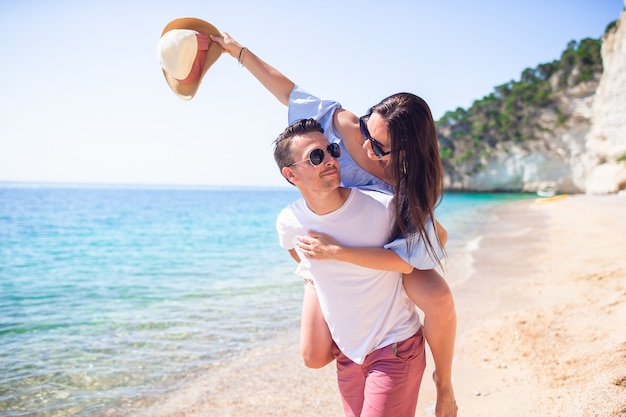 couple heureux en lunettes de soleil sur la plage