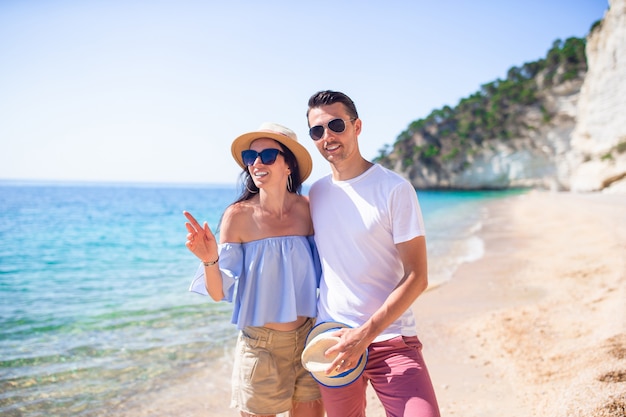 couple heureux en lunettes de soleil sur la plage