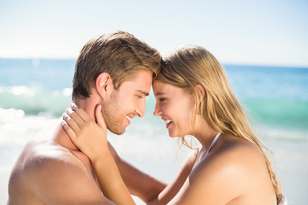 Couple heureux en maillot de bain