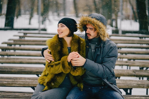 couple heureux marchant dans le parc sur une journée d&#39;hiver ensoleillée