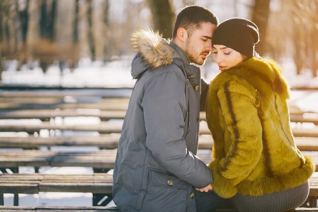 couple heureux marchant dans le parc sur une journée d&#39;hiver ensoleillée