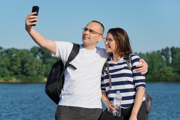 Couple heureux mature prenant une photo de selfie sur téléphone