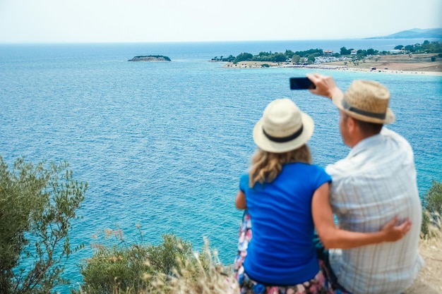 Un couple heureux en mer lors d'un voyage en mer