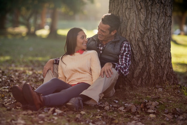 Couple heureux, parler parc