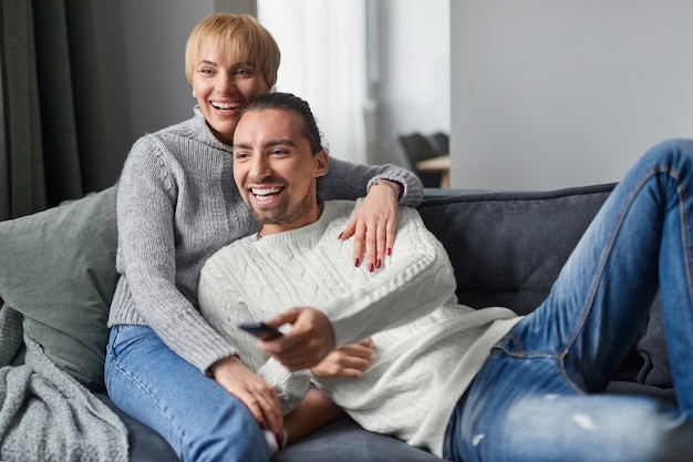 Couple heureux, passer du temps sur le canapé