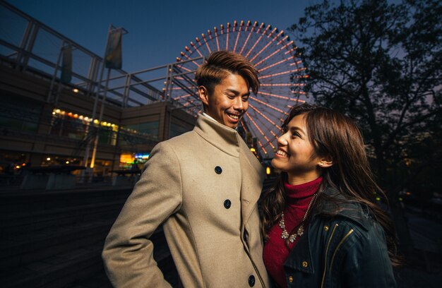 Couple heureux, passer du temps ensemble à Osaka