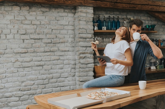 Couple heureux, petit déjeuner ensemble à la maison