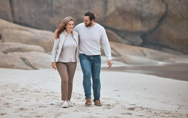 Couple heureux sur la plage marchant pendant la date et les vacances de voyage avec amour et soins en plein air L'homme et la femme sourient lors d'une promenade romantique avec le bonheur du sable et profitent de la lune de miel en Afrique du Sud