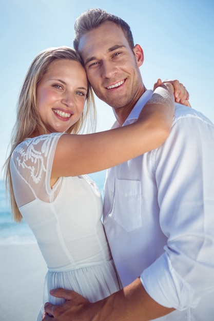 Photo couple heureux sur la plage