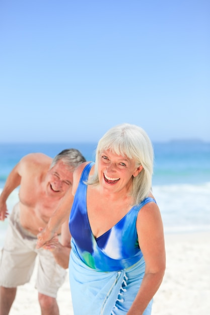 Couple heureux sur la plage