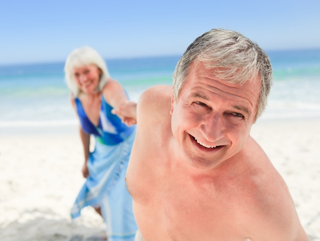 Couple heureux sur la plage