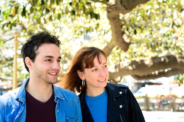 Couple heureux en plein air.