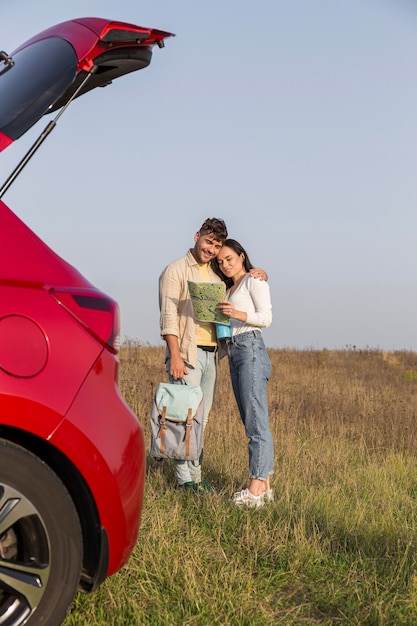 Couple heureux plein coup en regardant la carte