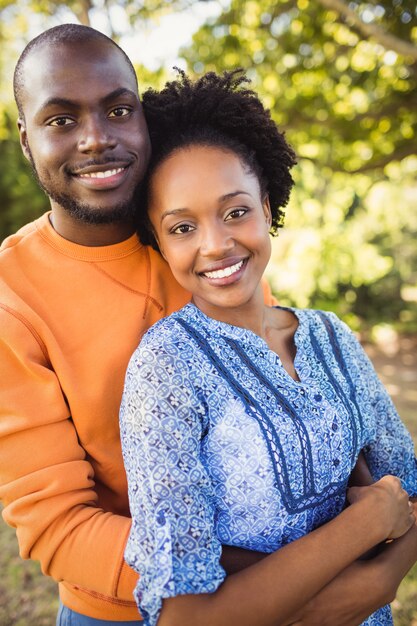 Couple heureux posant ensemble