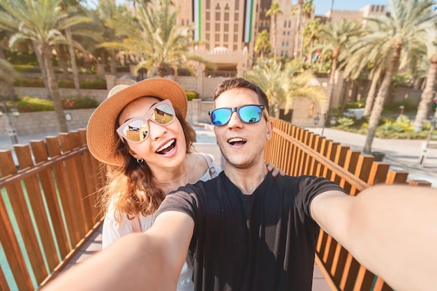 Un couple heureux prenant un selfie pendant leur voyage de lune de miel à Dubaï, aux Émirats arabes unis.