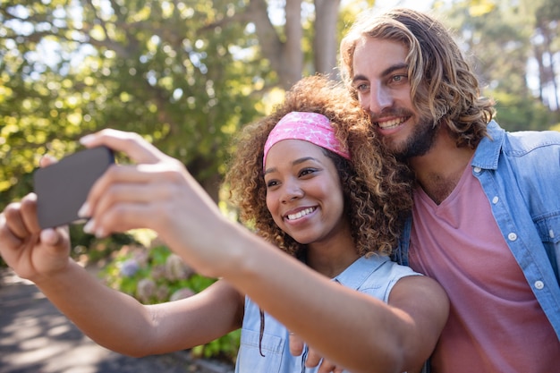 Photo couple heureux prenant selfie sur téléphone mobile