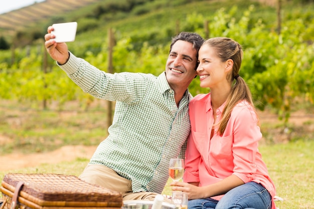 Couple heureux prenant un selfie