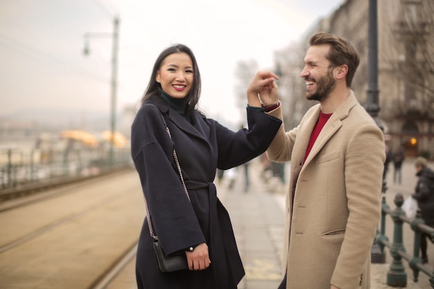 Couple heureux en promenade en ville