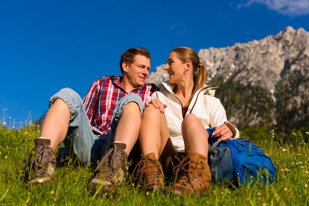 Couple heureux en randonnée dans les Alpes