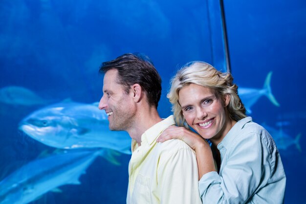 Couple heureux en regardant un aquarium