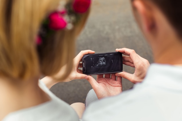 Couple Heureux Regarde L'échographie De Leur Bébé