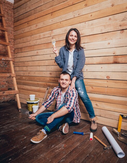 Couple heureux en réparation de leur maison.