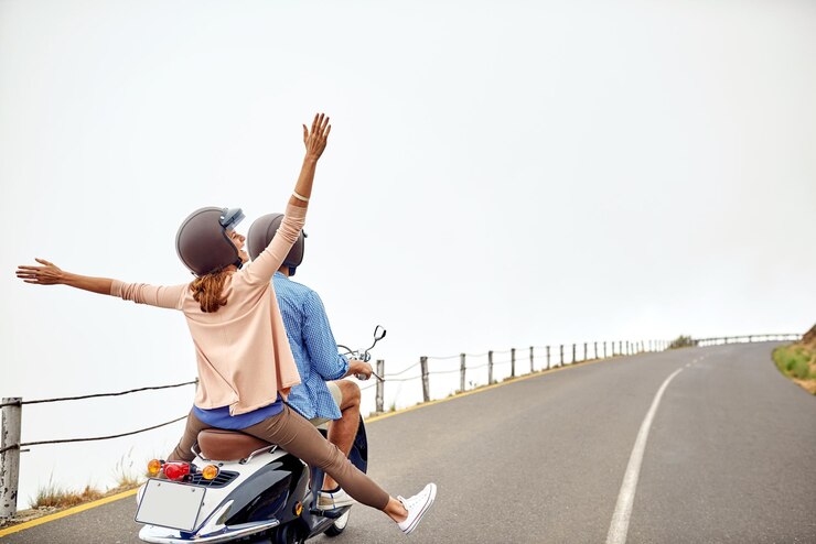 Photo couple heureux de retour et ensemble pour le scooter voyage et l'aventure dans la campagne de l'italie femme homme et excité avec partenaire romance ou l'attachement en vacances vacances et voyage pour la liberté
