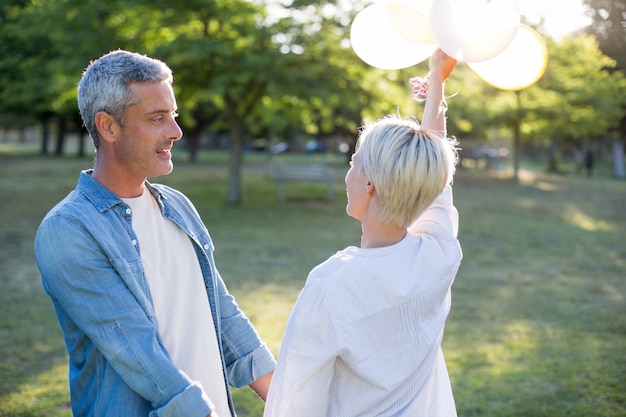 Couple heureux s&#39;amuser au parc