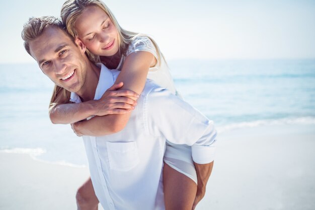 Couple heureux s&#39;amuser sur la plage