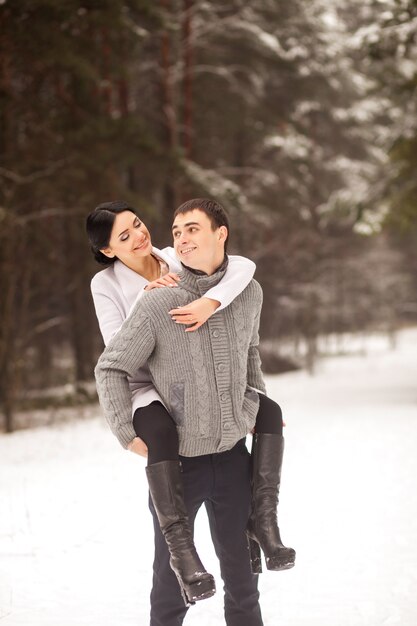 Couple heureux s&#39;amuser