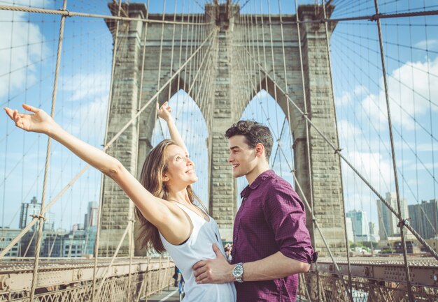 Couple heureux s'embrassant sur le célèbre pont de Brooklyn