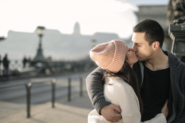 Couple heureux s&#39;embrasser