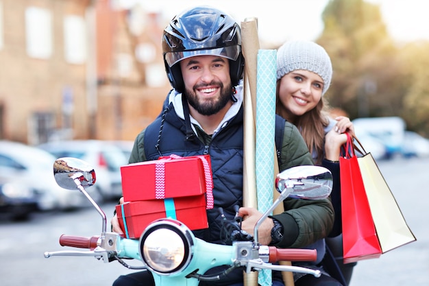 couple heureux avec des sacs à provisions après le shopping en ville souriant et s'embrassant