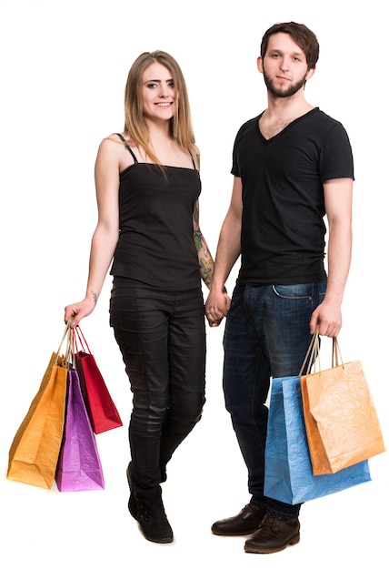 Couple heureux avec des sacs à provisions sur fond blanc