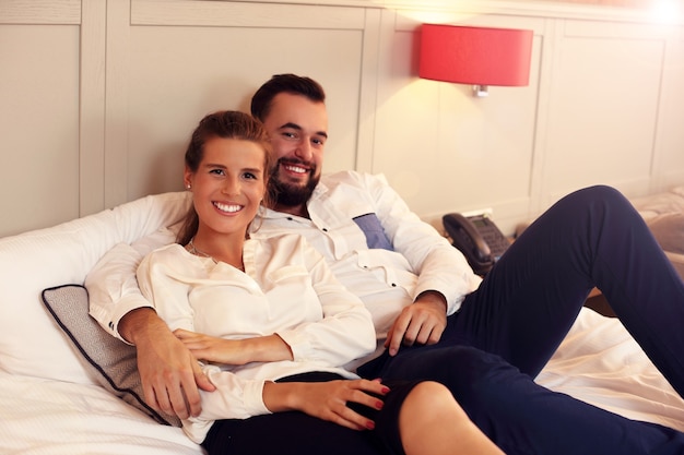 couple heureux se reposant dans la chambre d'hôtel