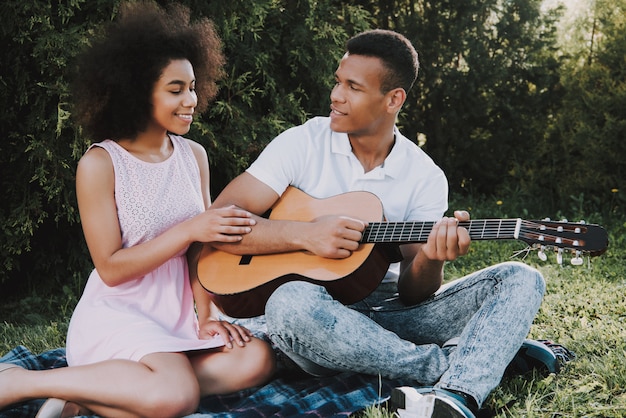 Couple Heureux Se Repose Dans Le Parc En été