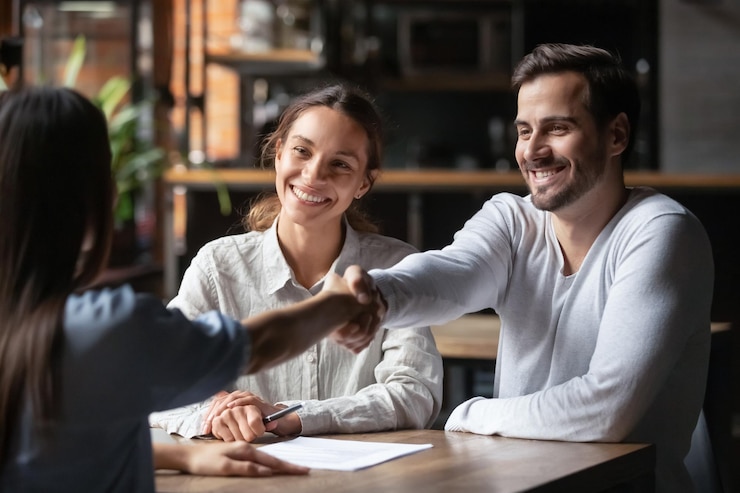 Photo un couple heureux se serre la main pour remercier pour l'aide.