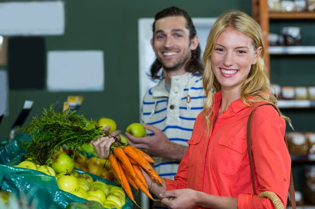 Couple heureux, sélection, fruits, et, carottes, dans, section organique