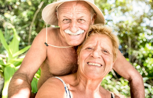 Couple heureux senior s'amusant à prendre un selfie au voyage dans la jungle thaïlandaise