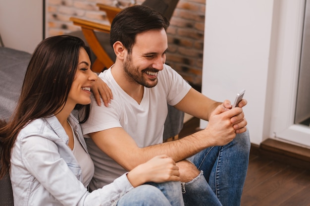 Couple heureux avec smartphone