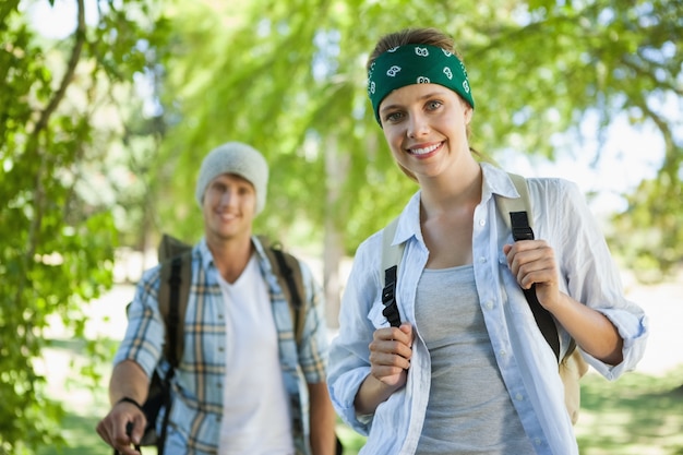 Couple heureux, souriant à la caméra lors d&#39;une randonnée